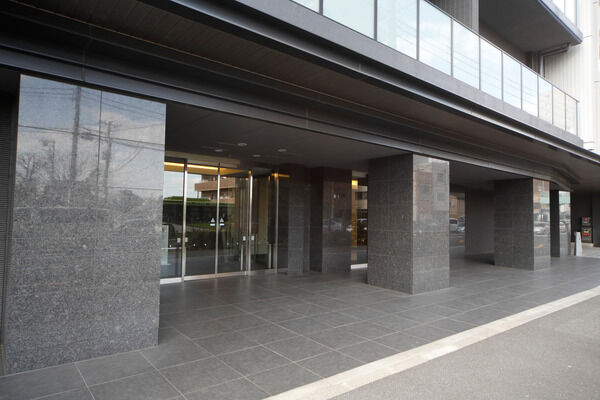 重厚感のある柱が風格を醸し出し、シンプルなデザインが品を纏うエントランス。		