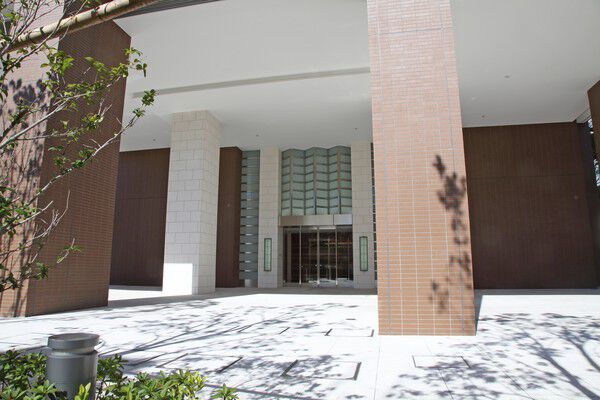 【パークタワー滝野川】ホテルライクなガラス張りのエントランス前には植栽の緑が心地よく配置されています。