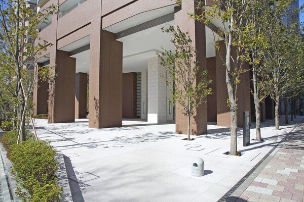 街路樹のある空間として植栽計画が配慮されており、通りの人にも印象が良いです。