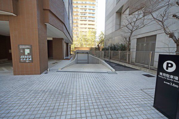 建物内の76台分の地下駐車場は防犯性が高く、雨風にさらされることもなく安心。