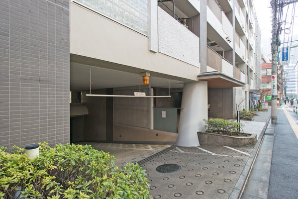 敷地内に、住人が利用できる地下駐車場（30台）があります。		