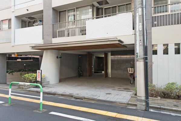 広いスペースをとったエントランスアプローチは、歩車分離を採用。