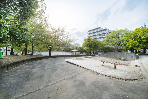 近隣公園　現地より約20ｍ