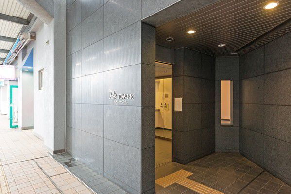 シックなグレーでまとめられた、落ち着きのあるエントランス。