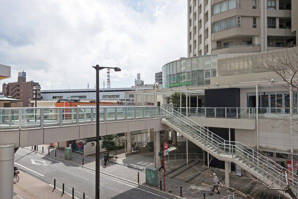 駅前からはデッキで直結。電車での通勤・通学、おでかけもスムース。