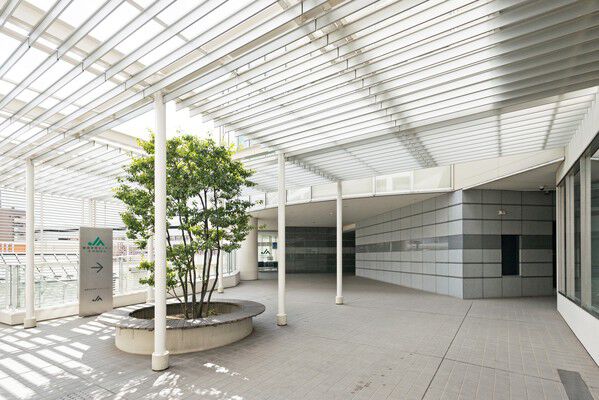 エントランスを入ると、ゆったりとくつろげるラウンジ空間が広がります。