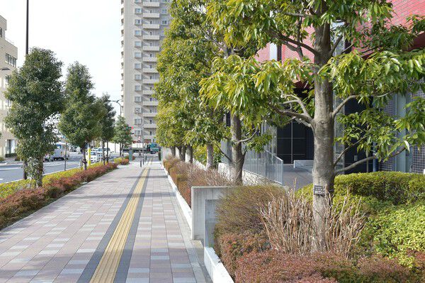 敷地外周にはフェンスラインを設け、住む方の安心を包み込みます。		