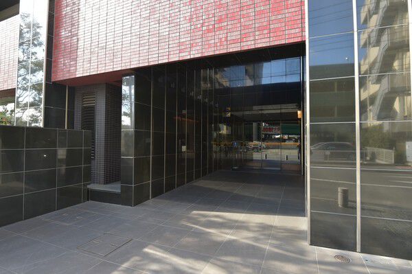 エントランスを抜けると吹き抜けを持つ開放的なグランド・ロビーがお出迎え致します。