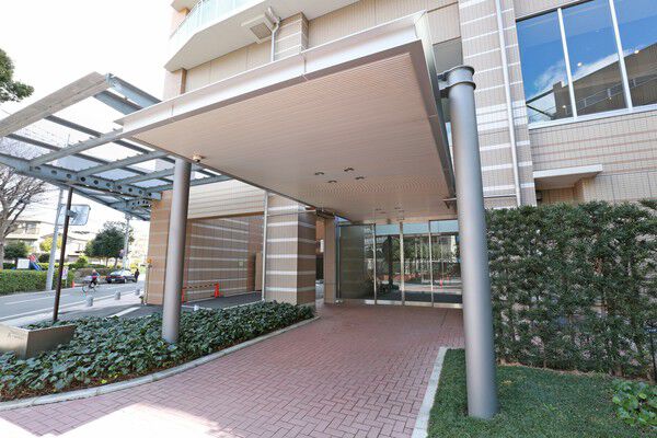 カーブを描くアプローチは優しい印象。安心感の感じられるエントランスです。	