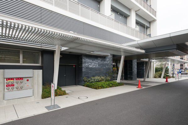 大きなルーフを備えた車寄せが品格を漂わせるエントランスアプローチ。		