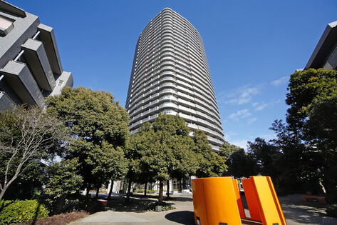 門をくぐり、中に入ると、街は雰囲気を異にする静けさと美しさが広がっています。		 門をくぐり、中に入ると、街は雰囲気を異にする静けさと美しさが広がっています。