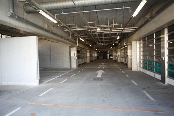 敷地内には地下駐車場（80台）を備えています。		