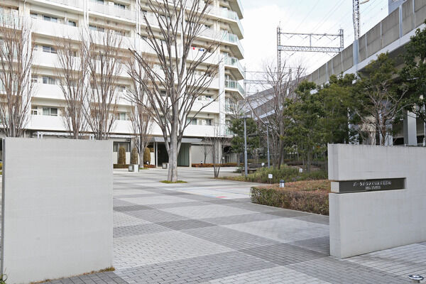 モダンな印象が感じ取れるモザイクタイルで彩られたアプローチ。		