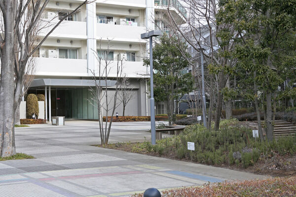 駅までのアプローチはデッキからけやき広場をぬけていきます。		