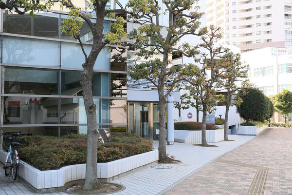 高い清潔感を感じるエントランスアプローチ。