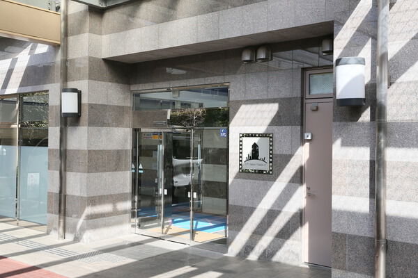 御影石、壁大理石を使用したエントランスホールが広がります。