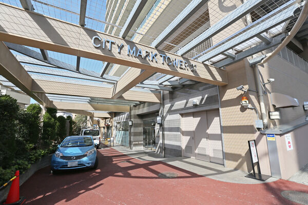 96台収容のタワーパーキングを敷地内に設置。