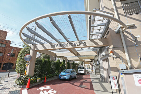 エントランス周りには個性的なデザインの大きなパーゴラを設置しています。		