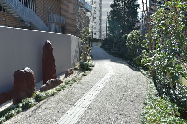 質感豊かなタイルや自然石、爽やかな木々が凛としたエントランスアプローチ。