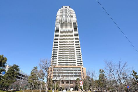 建物の中央を貫く巨大なボイドの真下にある1階にはアトリウムロビーが広がります。 建物の中央を貫く巨大なボイドの真下にある1階にはアトリウムロビーが広がります。