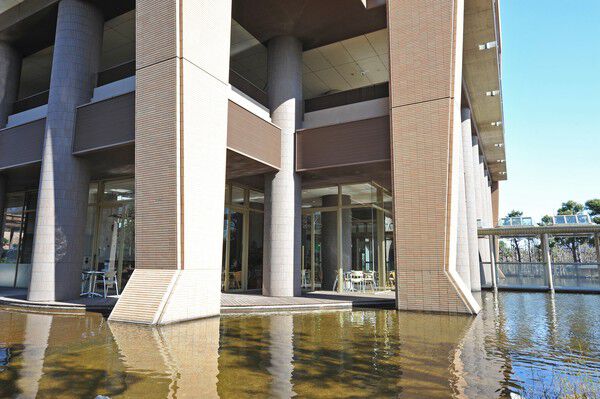 かつての路地空間や緑空間を意識しながら超高層らしいスタイリッシュさも魅力的。