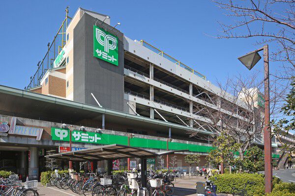 「サミット川口エルザタワー店」は、約70m（徒歩1分）。