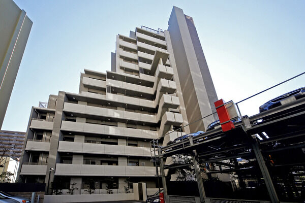 敷地内には、93台収容の駐車場、254台収容の自転車置き場が設置されています。