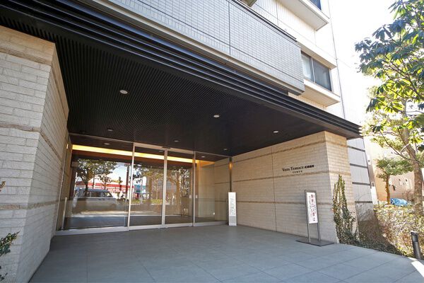 数々の素材をシャープな意匠であしらったエントランスアプローチ。