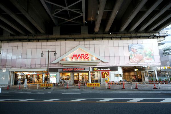 食品から生活雑貨・飲食店などが揃う「MARE」まで約850m（徒歩11分）。