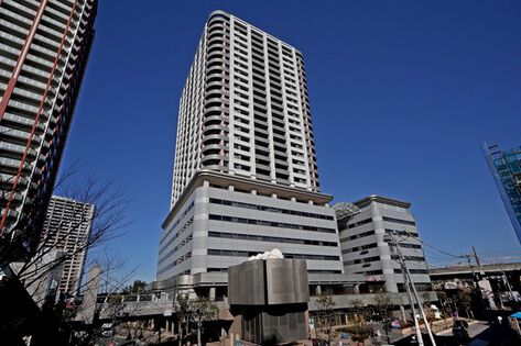 「武蔵浦和」駅とはペデストリアンデッキで直結しています。