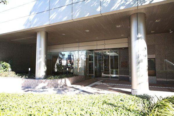 エントランスには天然石をふんだんに使用し高級感が溢れています。