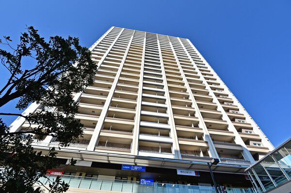 【プラウドタワー武蔵浦和マークス】21階には、大型TVモニターやミニキッチンを備えたスカイラウンジを設置。		