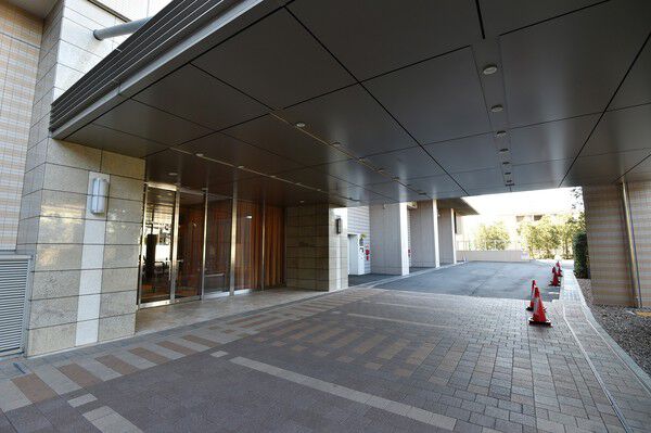 大きなキャノピーが印象的な車寄せには、コーチラウンジを設置。		