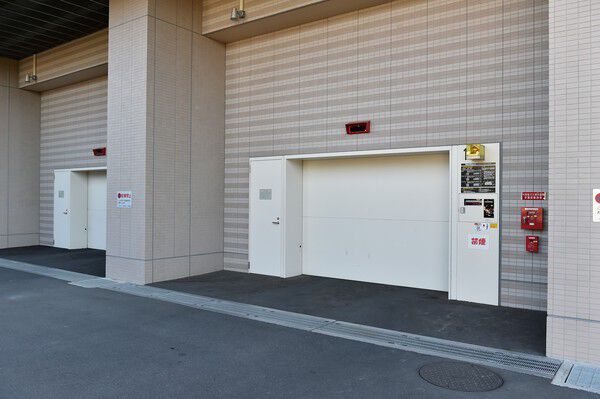 セキュリティにも配慮された間口の広い駐車場は、205台収容可能。