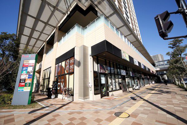 歯科医院やコンビニなどのテナントを備えた１階エリア。		