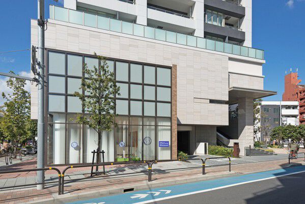 商業施設利用の入口とエントランスを分離し住まう人に配慮がなされています。 商業施設利用の入口とエントランスを分離し住まう人に配慮がなされています。