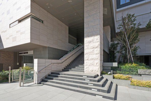 格調高いエントランス周りにはフォーマルな植栽が施されています。 格調高いエントランス周りにはフォーマルな植栽が施されています。