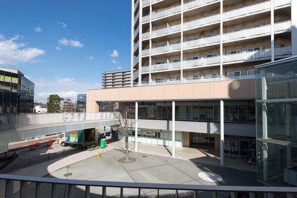 シンボルツリーを配したふれあいのスペース「コミュニティプラザ」。