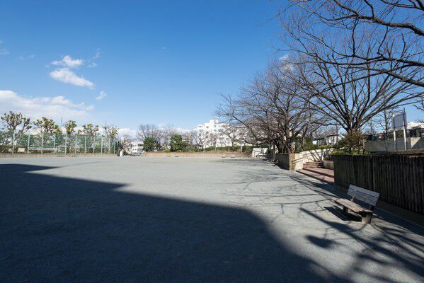 「西大井広場公園」約60m（徒歩1分）のほか、緑の多い潤いの環境です。