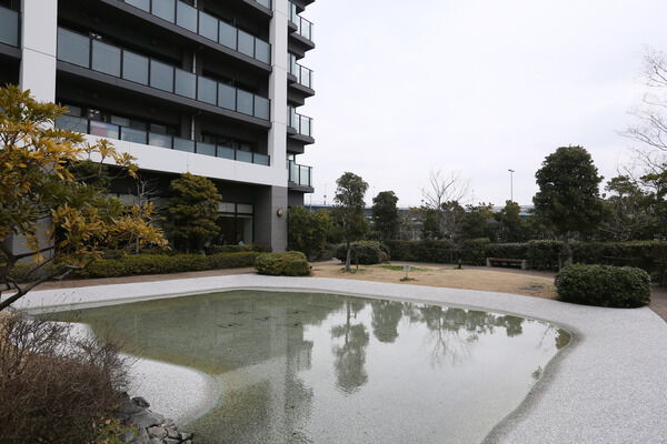 敷地内には、浅い水路を巡らせたアイランドガーデンが設けられています。		