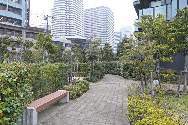 大小さまざまな庭を、緩やかな曲線で構成された回遊路がつなぎます。		