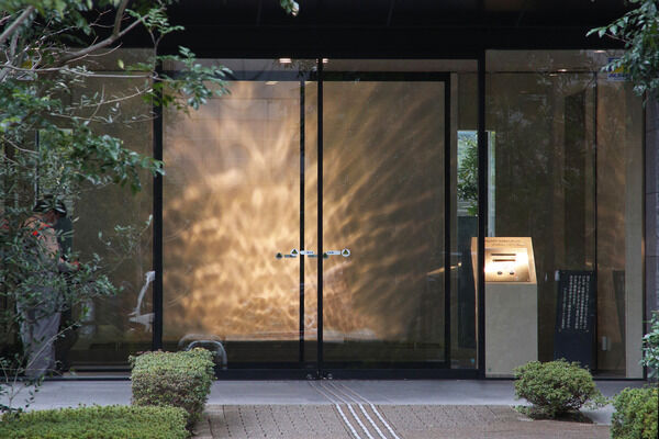 住空間へと誘う、気品にあふれたメインエントランス。		