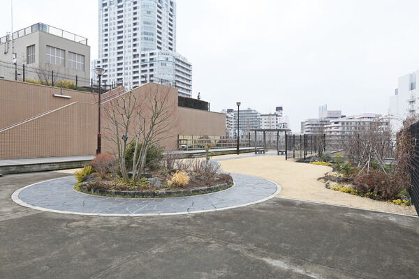 緑や水辺の潤いを活かした「東品川海上公園」へは約1,400m（徒歩18分）。		