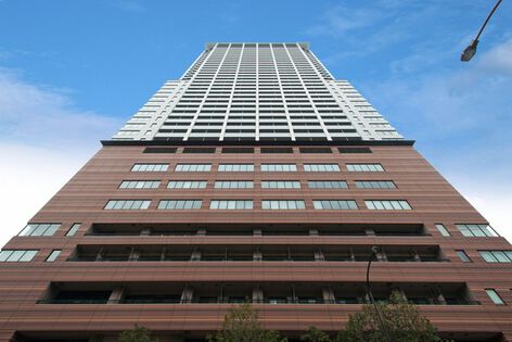 下層階は温かみのあるブラウンをベースにし、周囲の街並みと調和。		 下層階は温かみのあるブラウンをベースにし、周囲の街並みと調和。