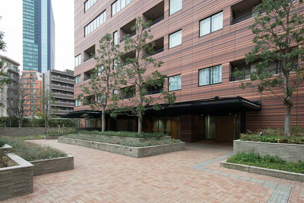 公園内には花壇が設けられ、緑の中をゆったり散歩できます。 公園内には花壇が設けられ、緑の中をゆったり散歩できます。