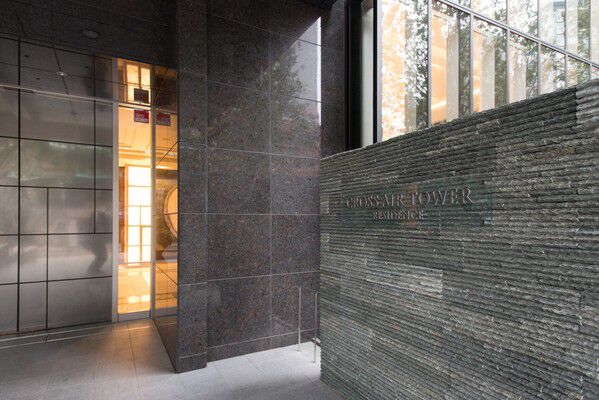 重厚な石の表情が落ち着いた印象のエントランス。 重厚な石の表情が落ち着いた印象のエントランス。