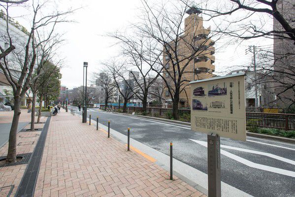 春になると目黒川沿いの桜が彩りを加えます。	