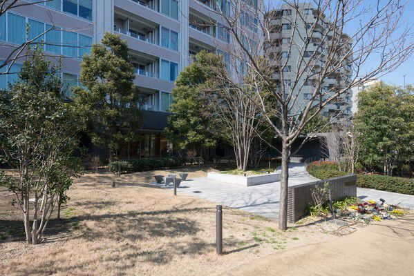 季節ごとの花が咲くガーデンの中心には、シンボルツリーとして「山桜」を植樹。		 季節ごとの花が咲くガーデンの中心には、シンボルツリーとして「山桜」を植樹。