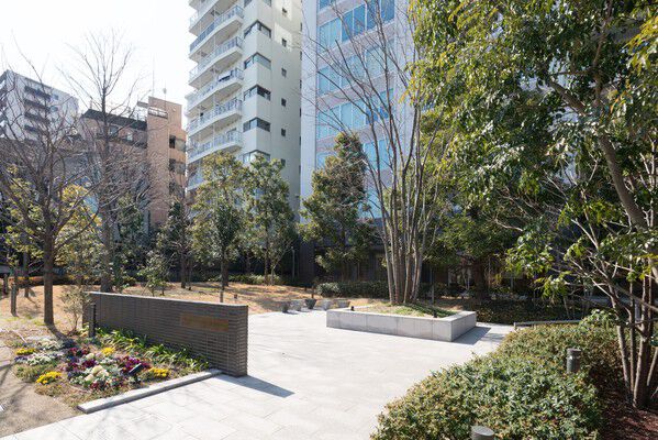 歩車完全分離の動線により安全に配慮。駐車場は地下に60台分を確保しています。		 歩車完全分離の動線により安全に配慮。駐車場は地下に60台分を確保しています。