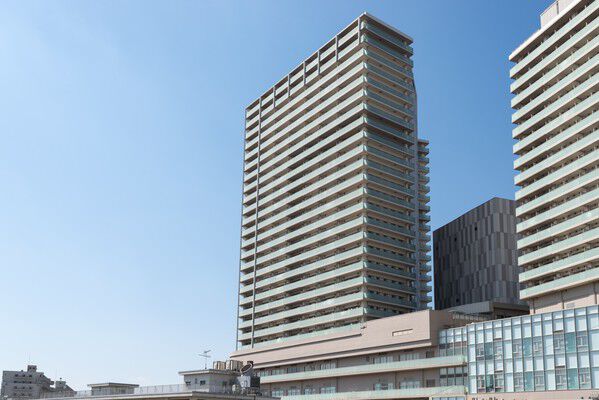 【プラウドタワー相模大野】柔らかなベージュ系と深みのあるブラウン系を織り交ぜた穏やかなアースカラーの外観